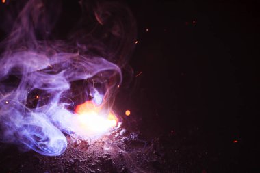 Kaynak metali kıvılcımlar ve dumanlar 