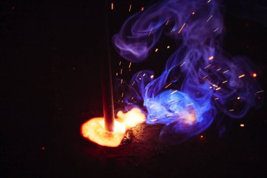 Kaynak metali kıvılcımlar ve dumanlar 