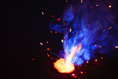 Kaynak metali kıvılcımlar ve dumanlar 