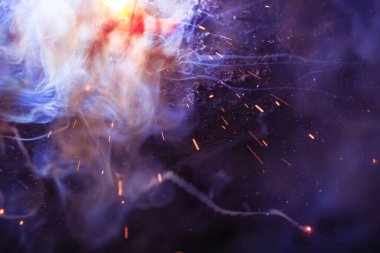 Kaynak metali kıvılcımlar ve dumanlar 