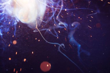 Kaynak metali kıvılcımlar ve dumanlar 