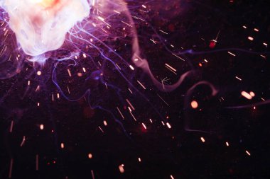 Kaynak metali kıvılcımlar ve dumanlar 