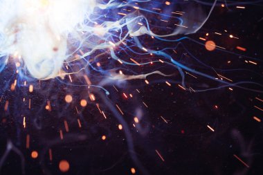 Kaynak metali kıvılcımlar ve dumanlar 