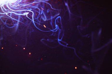 Kaynak metali kıvılcımlar ve dumanlar 