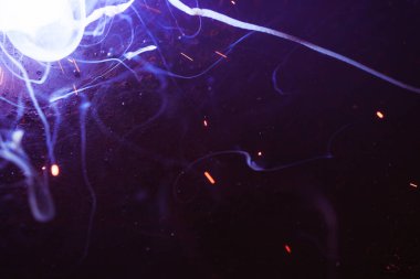 Kaynak metali kıvılcımlar ve dumanlar 