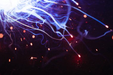 Kaynak metali kıvılcımlar ve dumanlar 