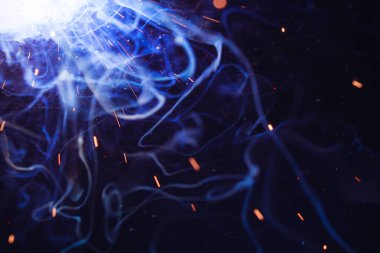 Kaynak metali kıvılcımlar ve dumanlar 