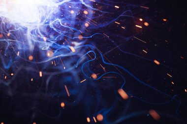 Kaynak metali kıvılcımlar ve dumanlar 