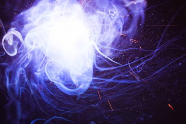 Kaynak metali kıvılcımlar ve dumanlar 