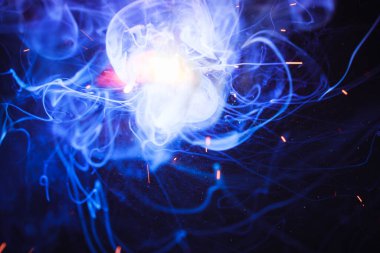 Kaynak metali kıvılcımlar ve dumanlar 