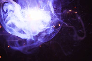 Kaynak metali kıvılcımlar ve dumanlar 