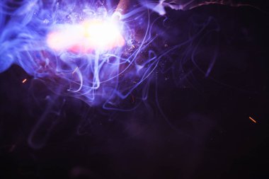 Kaynak metali kıvılcımlar ve dumanlar 