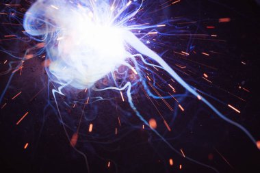 Kaynak metali kıvılcımlar ve dumanlar 