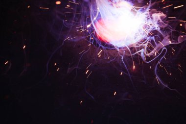 Kaynak metali kıvılcımlar ve dumanlar 