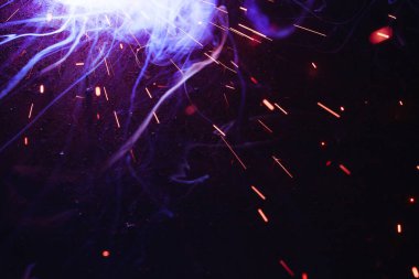 Kaynak metali kıvılcımlar ve dumanlar 