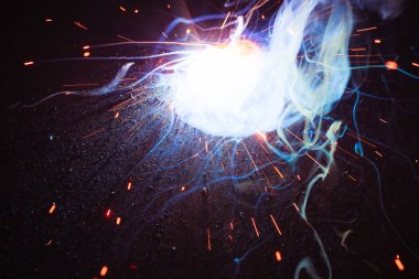 Kaynak metali kıvılcımlar ve dumanlar 