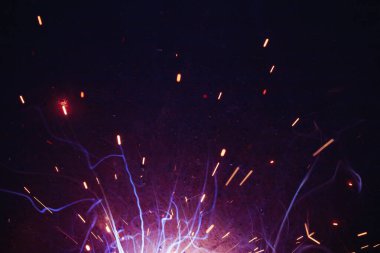 Kaynak metali kıvılcımlar ve dumanlar 