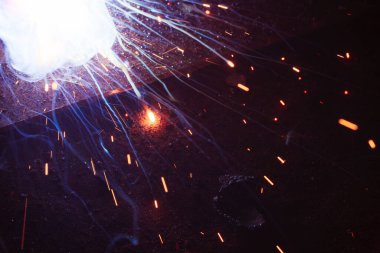 Kaynak metali kıvılcımlar ve dumanlar 