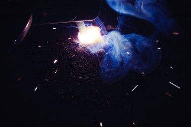 Kaynak metali kıvılcımlar ve dumanlar 