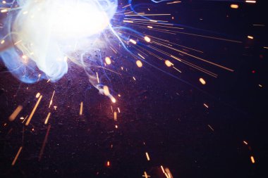 Kaynak metali kıvılcımlar ve dumanlar 