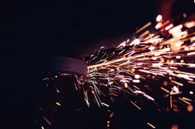 Kaynak metali kıvılcımlar ve dumanlar 