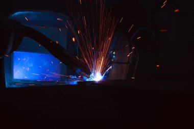 Kaynak metali kıvılcımlar ve dumanlar 