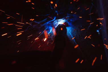 Kaynak metali kıvılcımlar ve dumanlar 