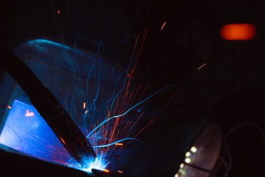 Kaynak metali kıvılcımlar ve dumanlar 