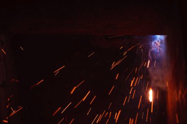 Kaynak metali kıvılcımlar ve dumanlar 