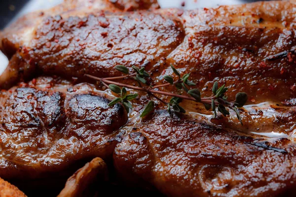 Pulykás Steak Karamellizált Szósszal Burgonyagolyókkal Egy Fekete Tányéron Fűszerek Őrölt — Stock Fotó