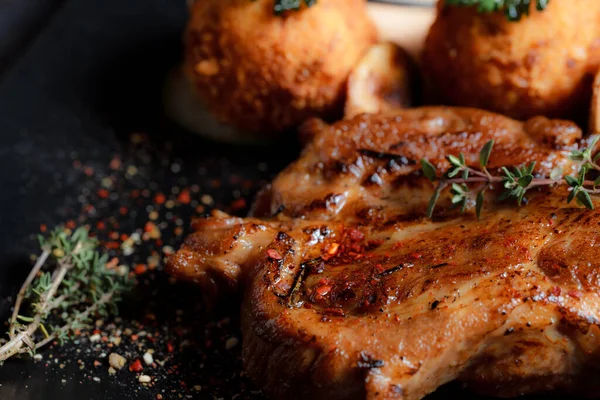 Kalkoenbiefstuk Gekarameliseerde Saus Met Aardappelballetjes Een Zwarte Plaat Specerijen Gemalen — Stockfoto