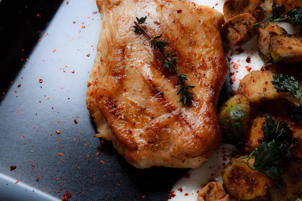 Varkensvlees Met Groenten Gegrilde Champignons Een Zwarte Plaat Specerijen Gemalen — Stockfoto