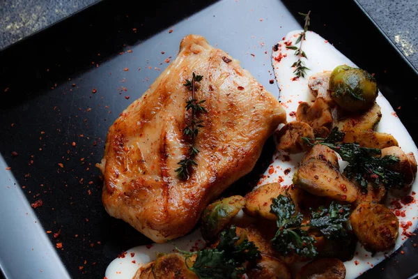 접시에 야채와 버섯을 곁들인 스테이크 파슬리 백리향 고기의 — 스톡 사진