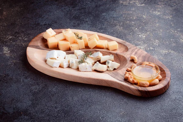 Käse Stücke Geschnitten Auf Einem Holzbrett Käse Mit Honig Und — Stockfoto