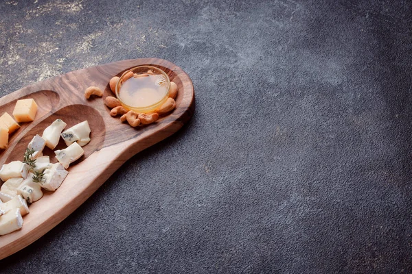 Käse Stücke Geschnitten Auf Einem Holzbrett Käse Mit Honig Und — Stockfoto