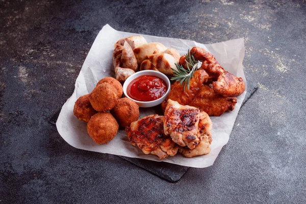 Original Serving Meat Dishes Crispy Fried Chicken Wings Thighs Breaded — Stockfoto