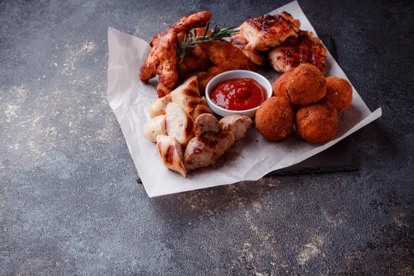 Original Serving Meat Dishes Crispy Fried Chicken Wings Thighs Breaded — Stok Foto