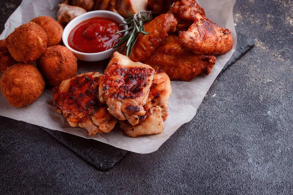 Original Serving Meat Dishes Crispy Fried Chicken Wings Thighs Breaded — Stock Photo, Image