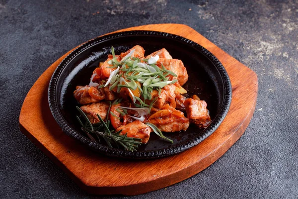 Kızarmış et ve karamelli soslu sıcak tava. Pişmiş ve taze sebzeler garnitür ve garnitür olarak..