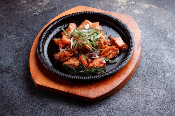 Kızarmış et ve karamelli soslu sıcak tava. Pişmiş ve taze sebzeler garnitür ve garnitür olarak..