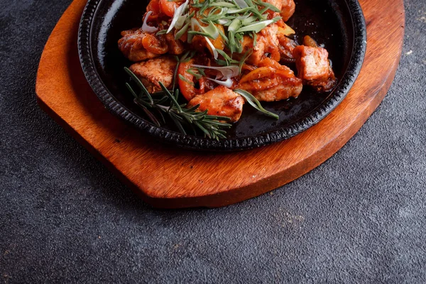 Kızarmış et ve karamelli soslu sıcak tava. Pişmiş ve taze sebzeler garnitür ve garnitür olarak..