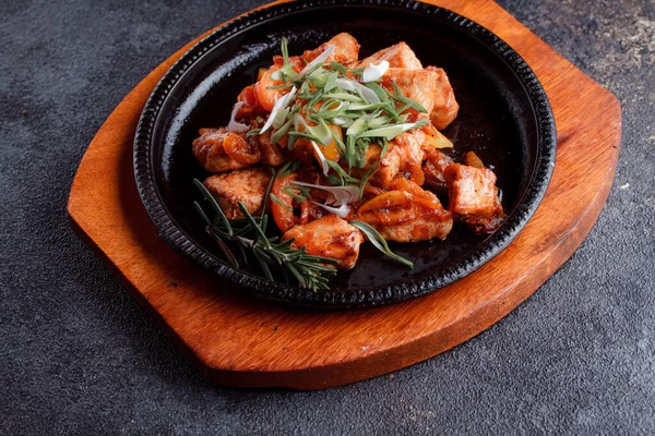 Kızarmış et ve karamelli soslu sıcak tava. Pişmiş ve taze sebzeler garnitür ve garnitür olarak..