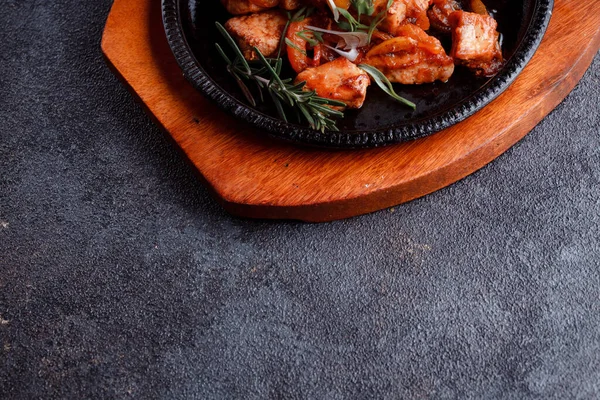 Hot Frying Pan Pieces Fried Meat Caramelized Sauce Cooked Fresh — Stock Photo, Image