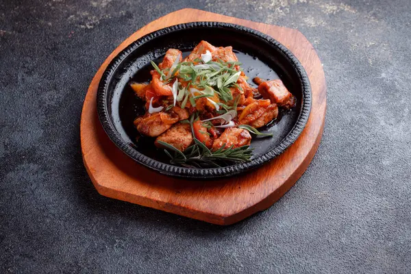 Kızarmış et ve karamelli soslu sıcak tava. Pişmiş ve taze sebzeler garnitür ve garnitür olarak..