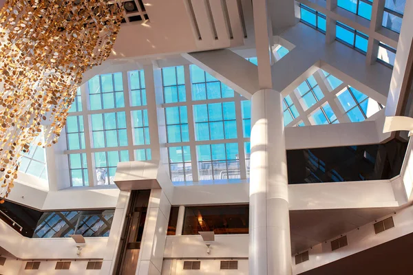 Modern ofis binasının tavanında pencereler 