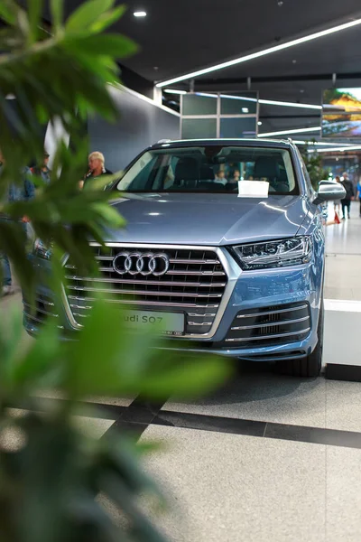 UKRAINE, DNIPRO - 23 Eylül 2018: Audi yerel alışveriş merkezinde, yakın çekim.