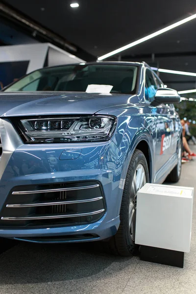 UKRAINE, DNIPRO - 23 Eylül 2018: Audi yerel alışveriş merkezinde, yakın çekim.