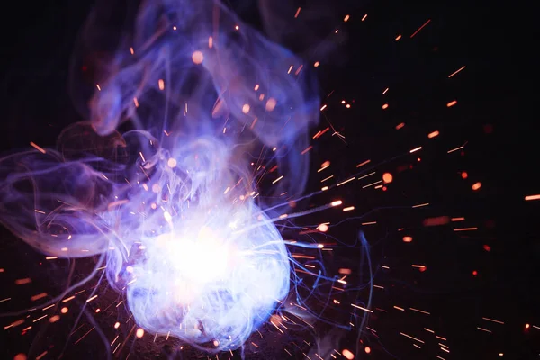 Kaynak metali kıvılcımlar ve dumanlar 