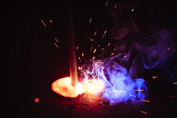 用火花和烟雾焊接金属 — 图库照片