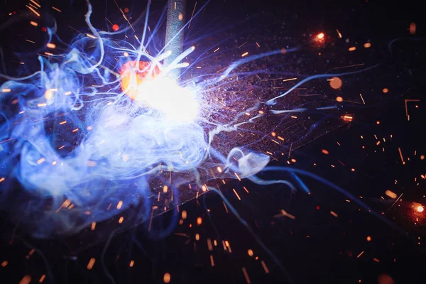 Kaynak metali kıvılcımlar ve dumanlar 